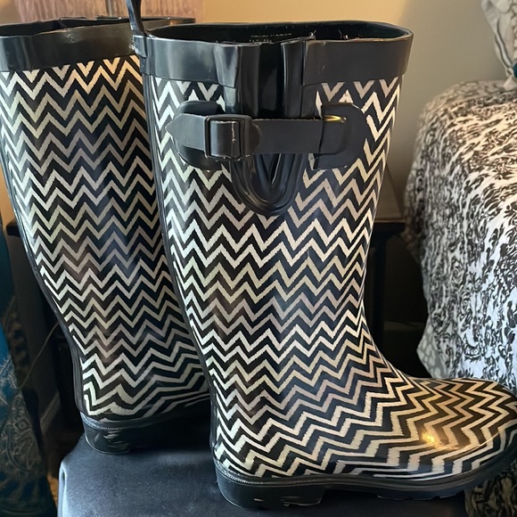 Rainboots - Picture 3 of 3